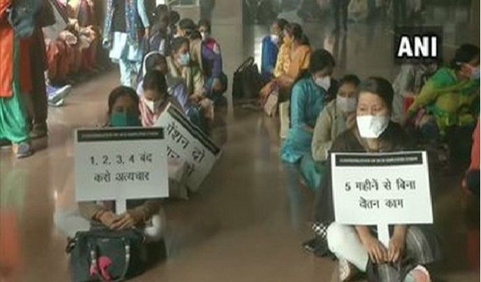 Municipal Corporation of Delhi employees continue to protest against non-payment of salaries at Civic Centre