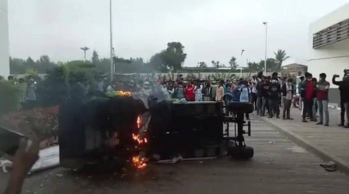 Workers go on rampage at iPhone manufacturing plant in Karnataka, 132 people have been detained Workers go on rampage at iPhone manufacturing plant in Karnataka, 132 people have been detained