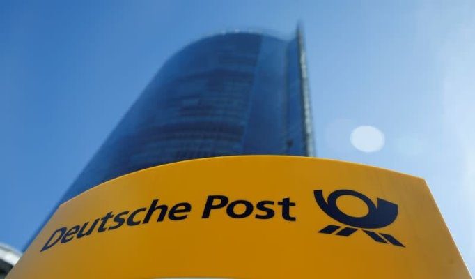 Deutsche Post up outlook, to pay staff pandemic bonus Deutsche Post up outlook, to pay staff pandemic bonus