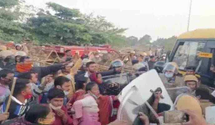 Contractual workers' protest at Chhattisgarh power plant, 20 cops hurt-compressed Contractual workers protest at Chhattisgarh power plant, 20 cops hurt