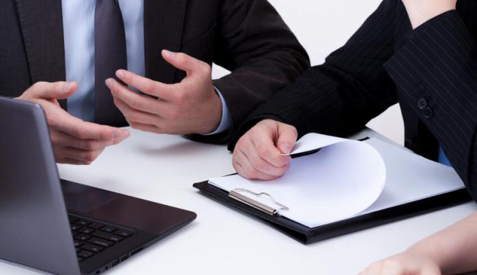 Close-up of boss and worker on business meeting Only 29% IT professionals wish to stay with current employers globally