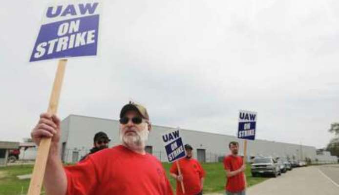 1,000 CNH Industrial workers strike in Iowa, Wisconsin 1,000 CNH Industrial workers strike in Iowa, Wisconsin